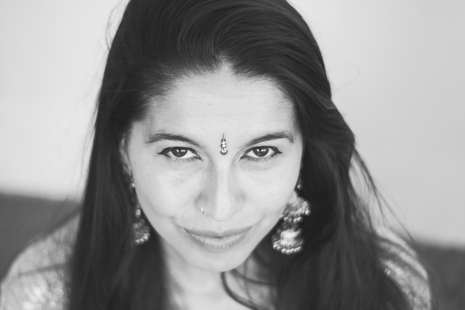 Estefi en oración en el Ganges, India