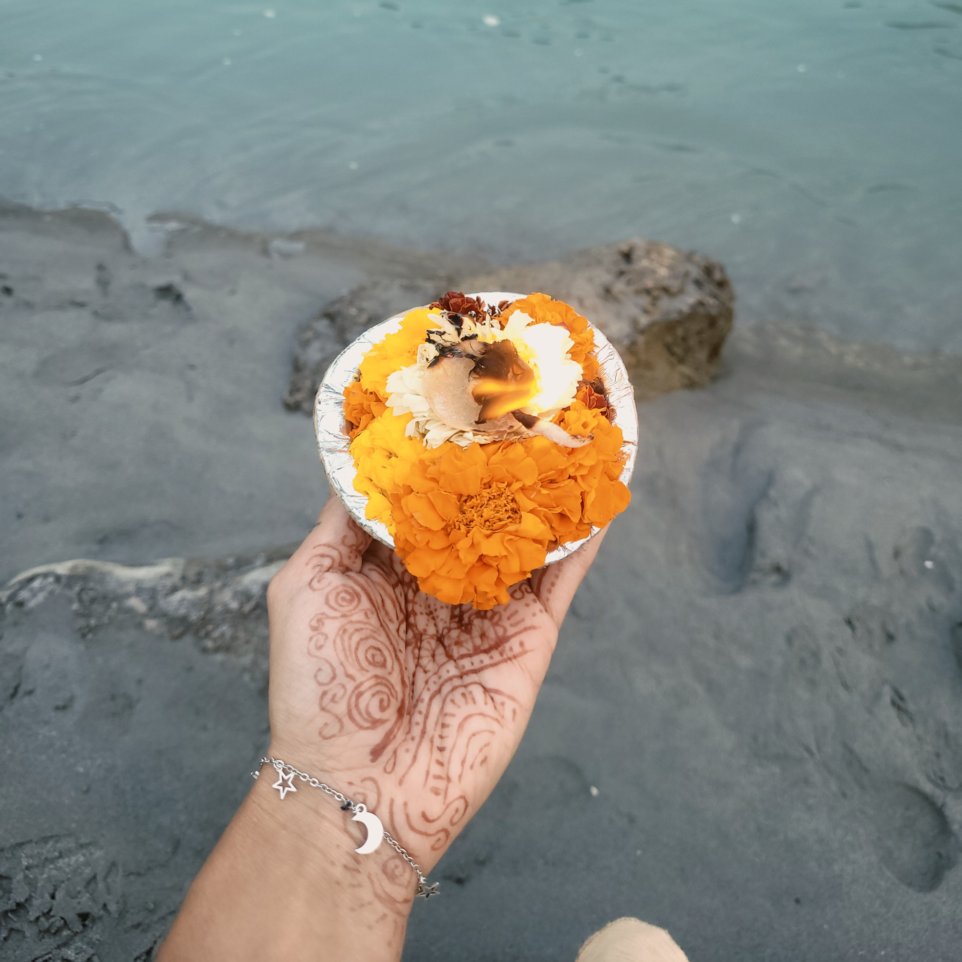 Ofrenda de flores y fuego a orillas del Ganges, India