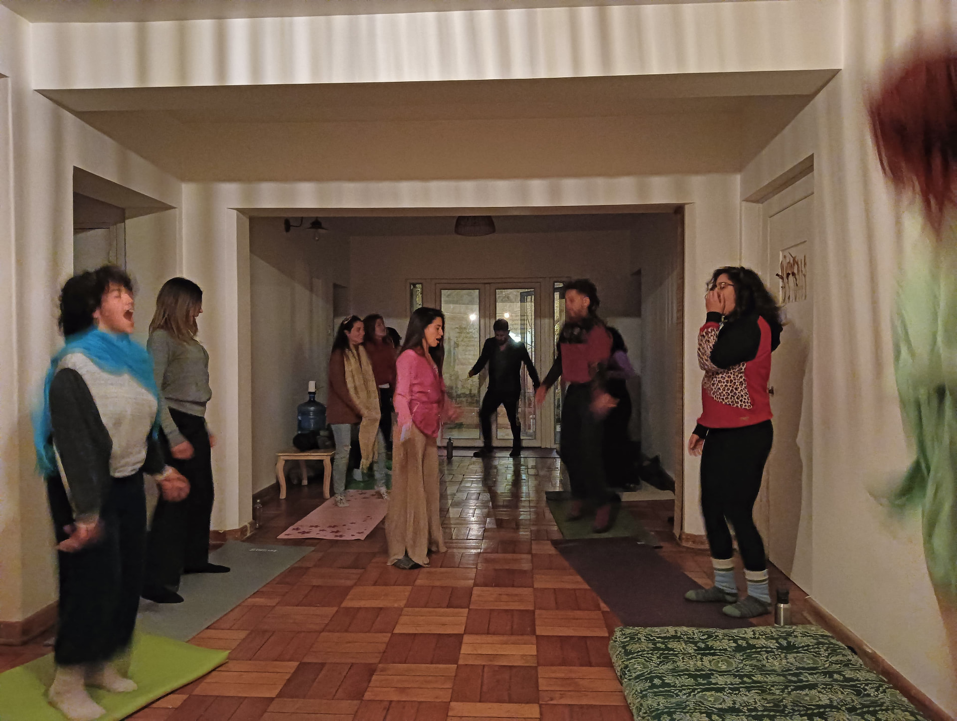 Danza y práctica activa durante un taller en casona