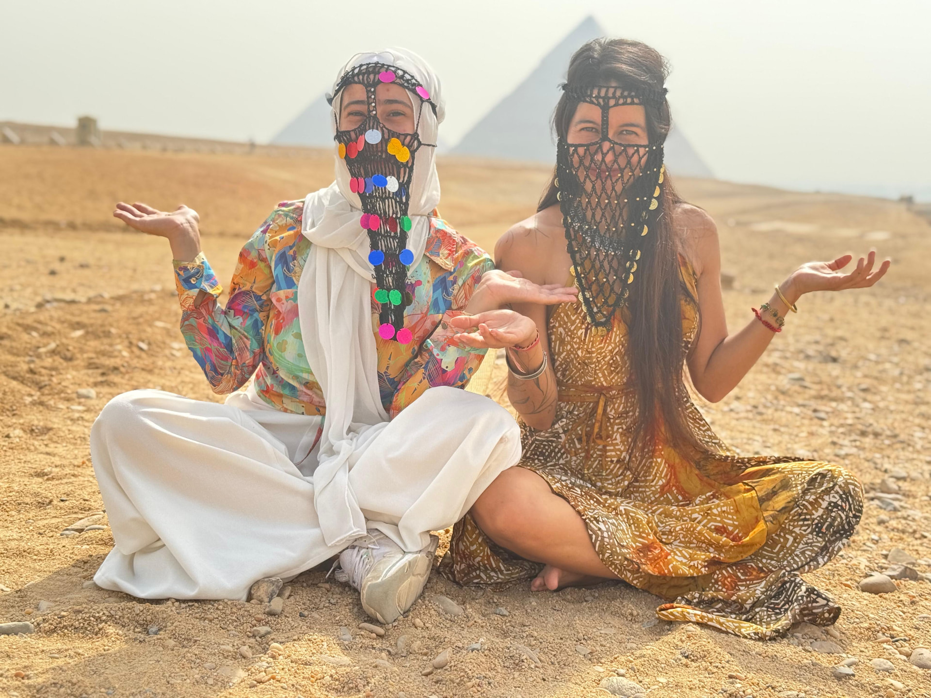 Estefi y una compañera frente a las pirámides de Giza