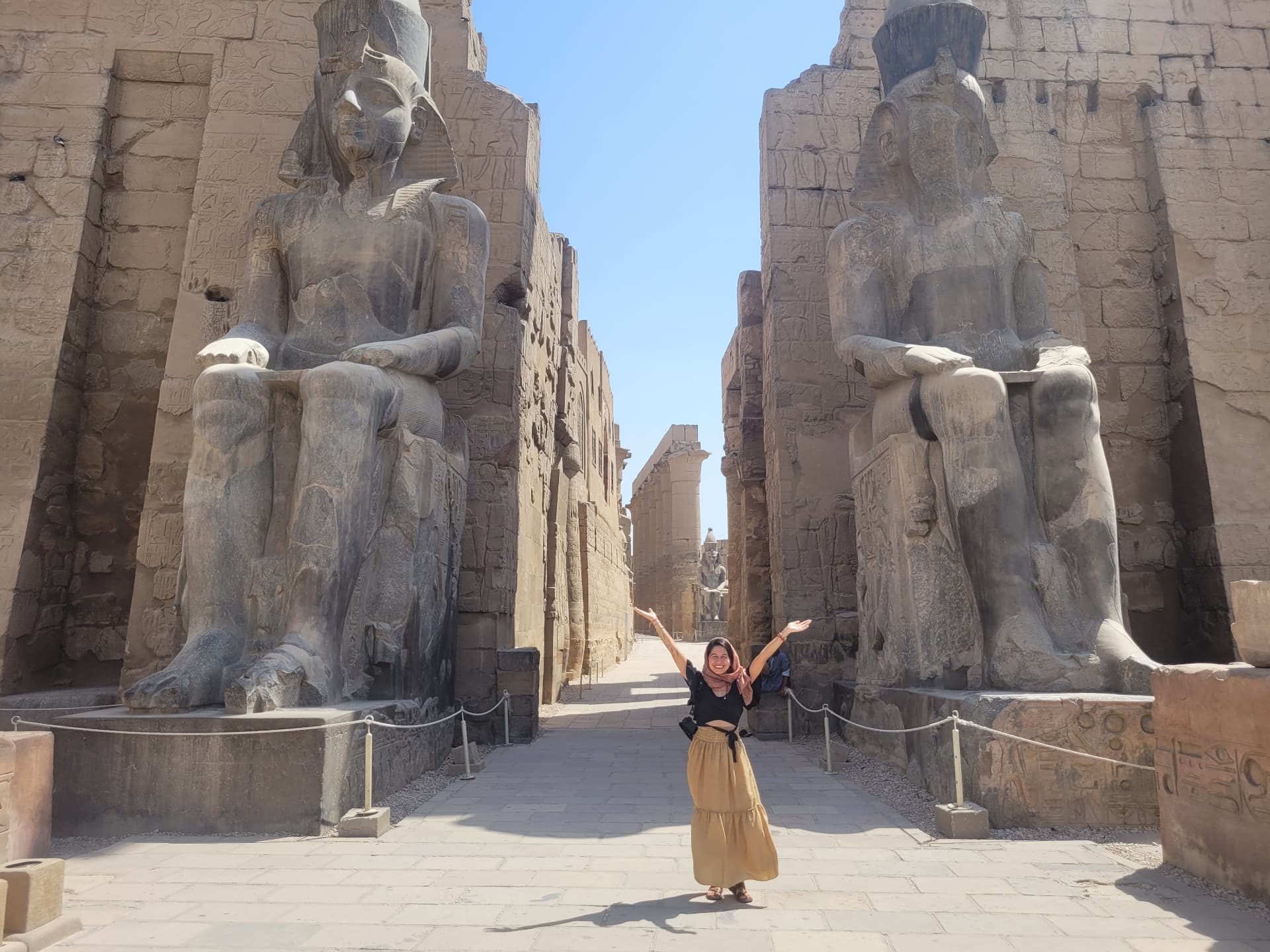 Estefi entre los colosos del templo de Luxor