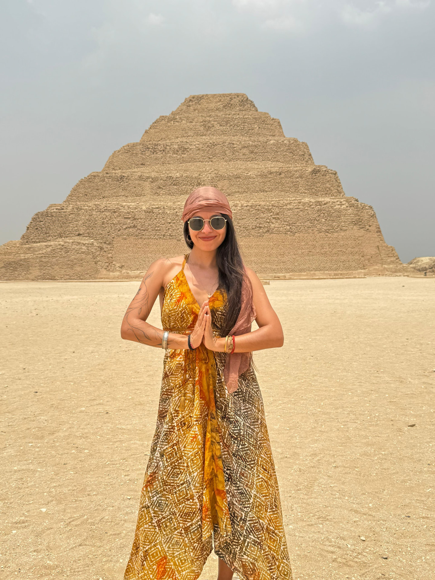 Estefi frente a la pirámide escalonada de Saqqara