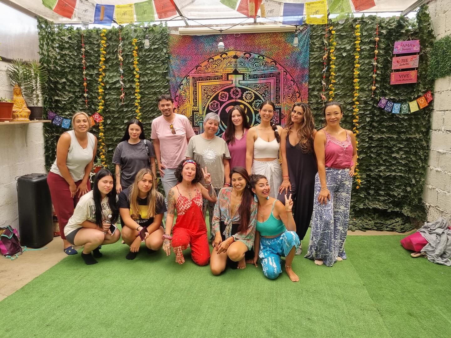 Grupo completo en el jardín al cierre de un encuentro