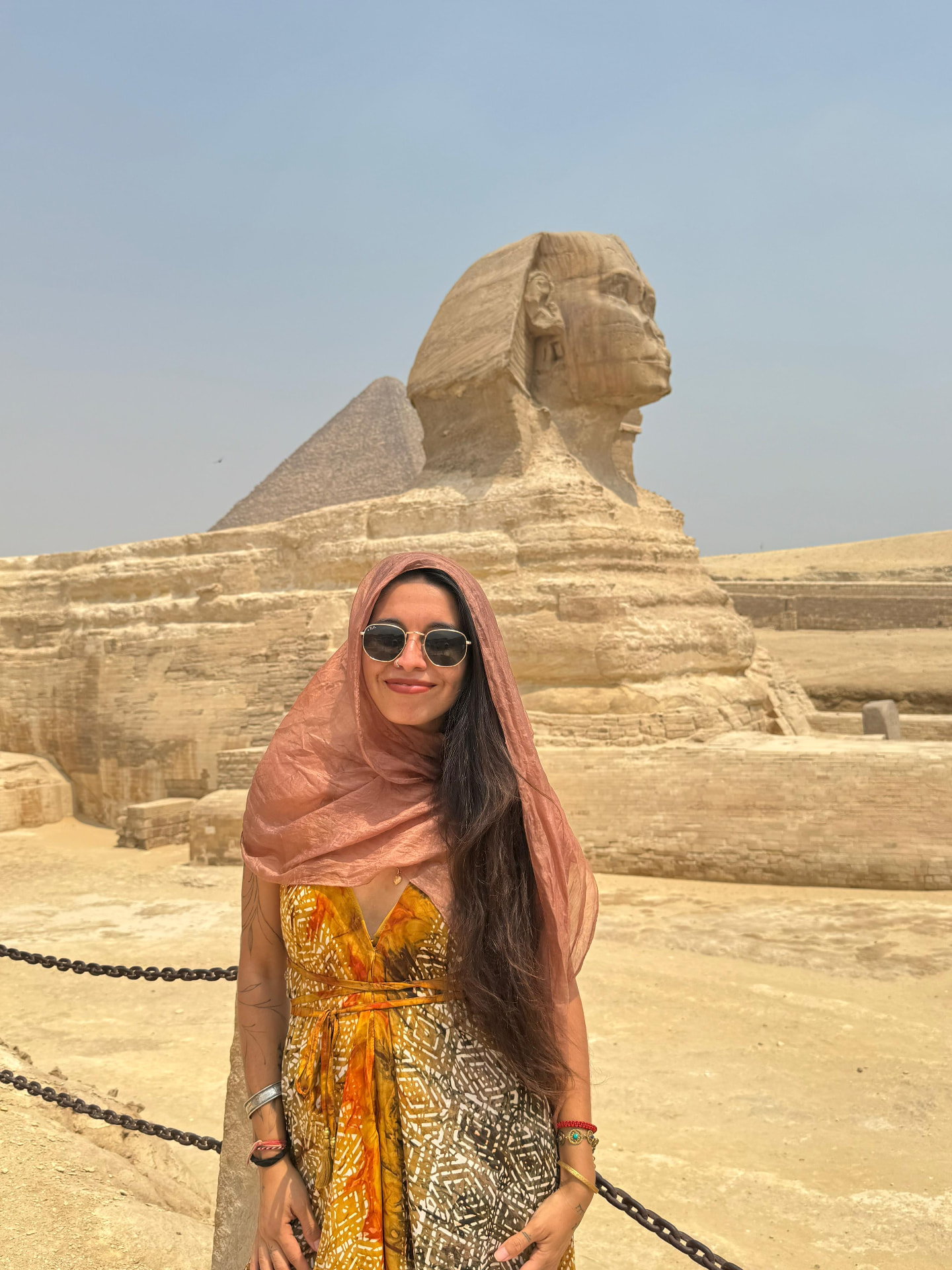 Estefi ante la Gran Esfinge de Giza